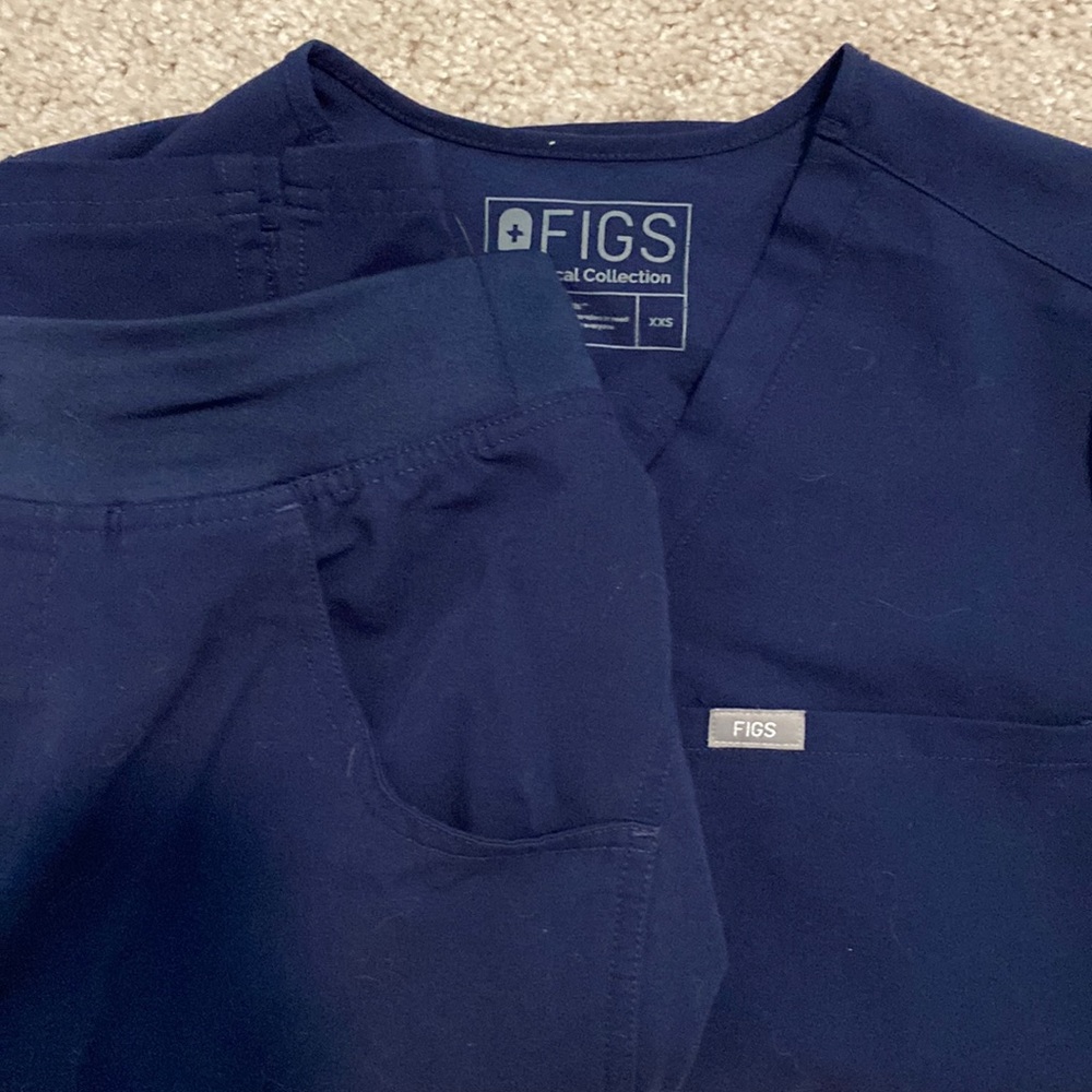 Figs XXS Scrub Top, XS Kade Cargo Pants (navy)
